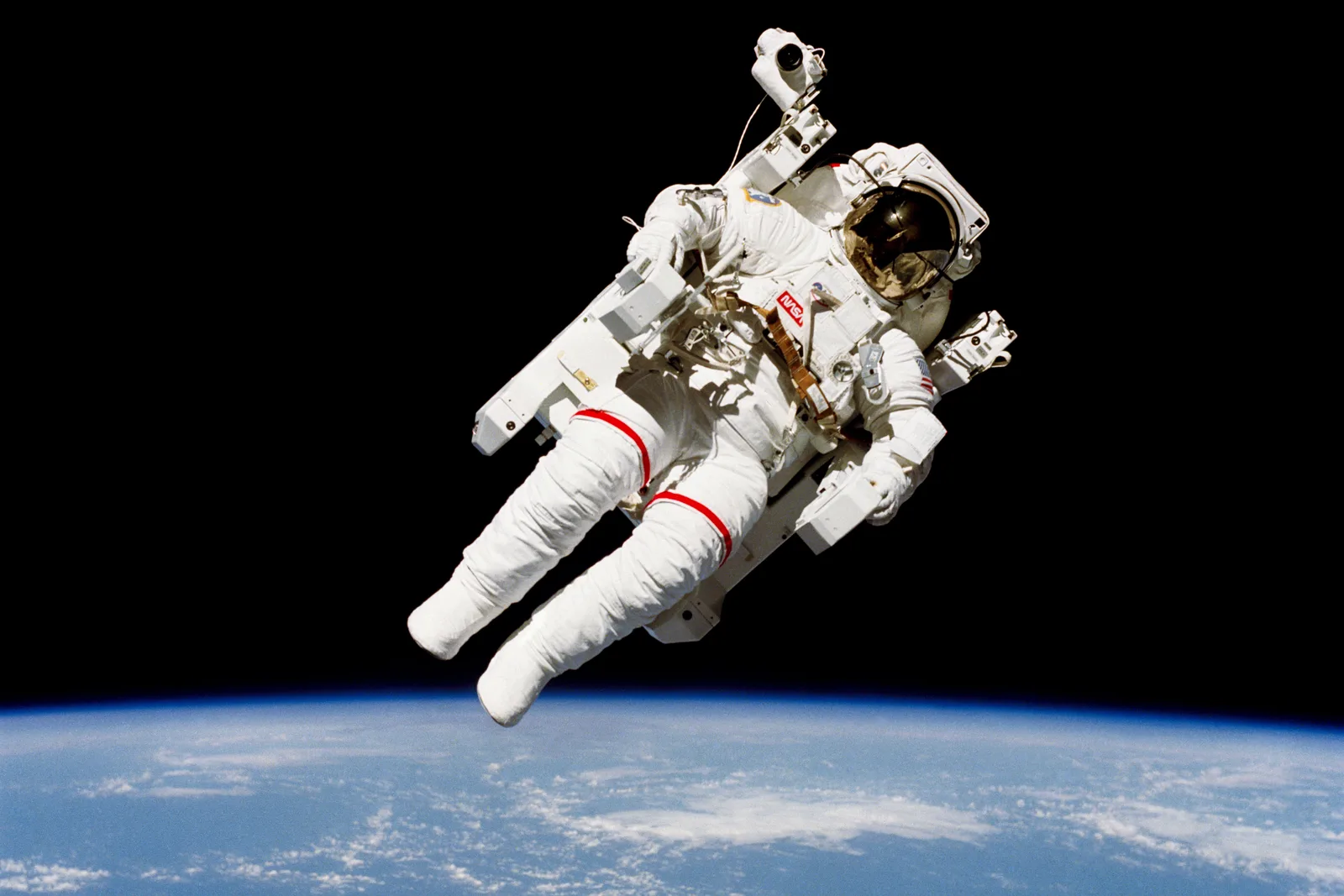 Bruce McCandless flotando sin cuerda sobre la Tierra en 1984 con la mochila MMU de propulsores de nitrógeno (foto de la NASA)