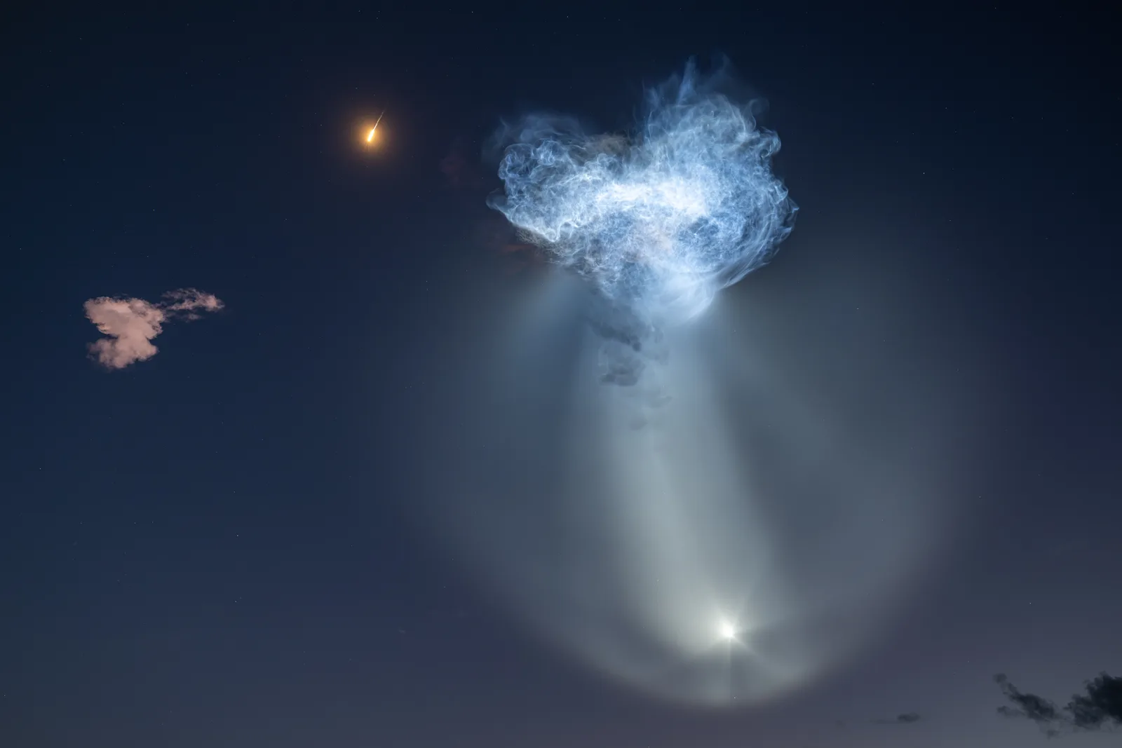 Foto de la NASA de la medusa espacial del 13 de octubre de 2026 sobre Cocoa Beach, con los gases del Falcon 9 iluminados por el sol