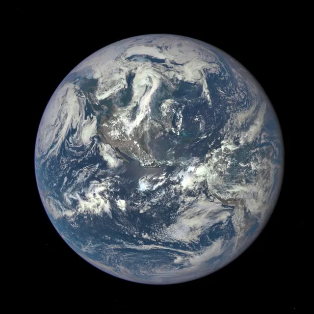 La Tierra iluminada de frente, con océanos, nubes y continentes, fotografiada por la cámara EPIC del satélite DSCOVR