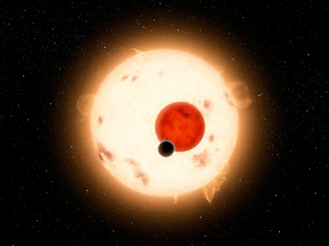 Ilustración de la NASA de Kepler-16b pasando por delante de sus dos estrellas; no es una foto