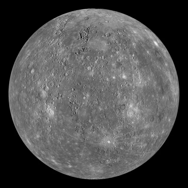 Mercurio, gris y lleno de cráteres, en un mosaico de la sonda MESSENGER