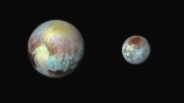 Plutón, a la izquierda, y su luna Caronte, a la derecha, en falso color, fotografiados por New Horizons