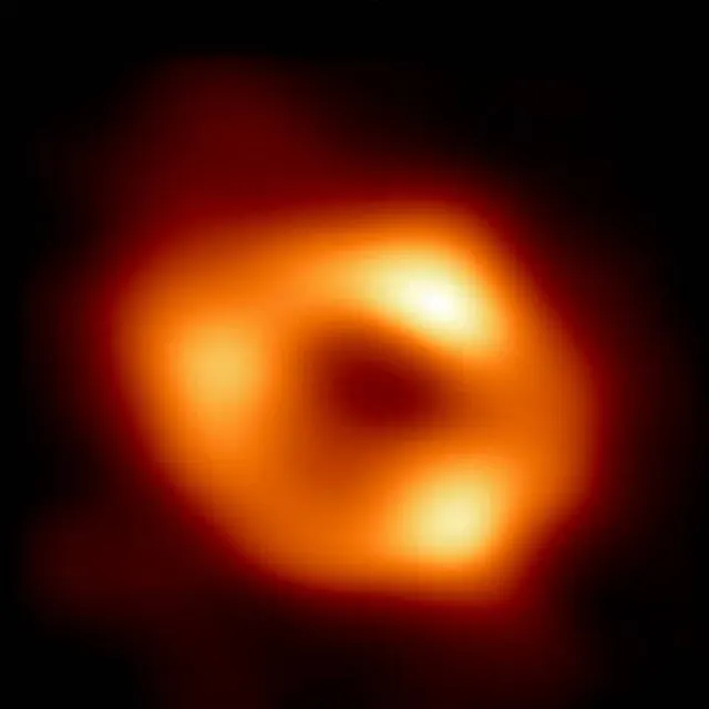 La primera imagen de Sagitario A*: un anillo anaranjado de gas brillante alrededor de una sombra oscura, del Event Horizon Telescope