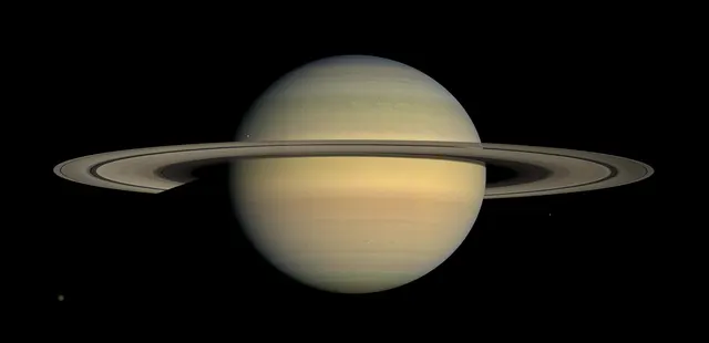 Saturno con sus anillos vistos de lado, en un mosaico de la sonda Cassini