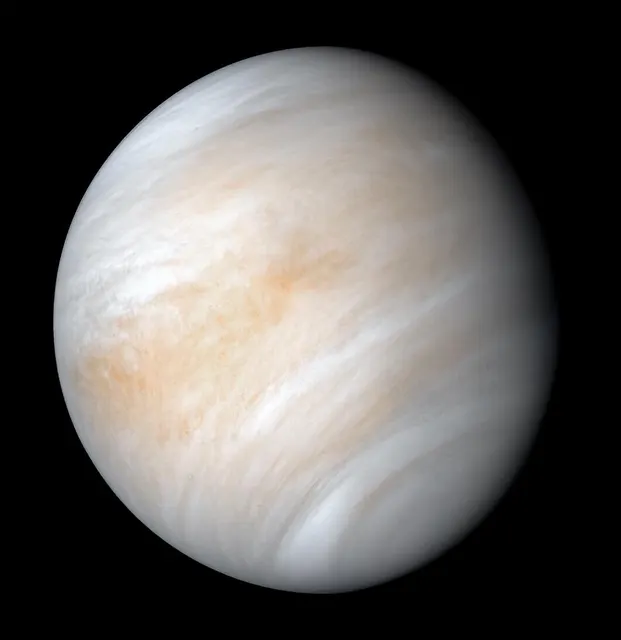 Venus en color casi real, cubierto de nubes claras, en una foto de la sonda Mariner 10 reprocesada