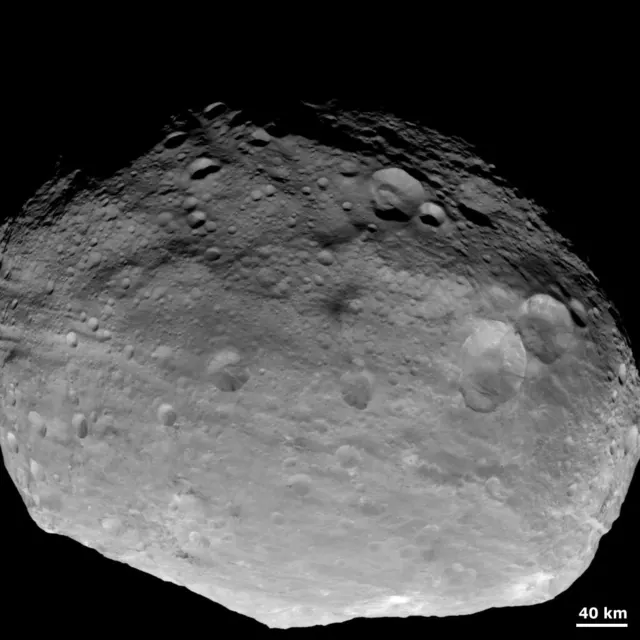 El asteroide Vesta, gris, irregular y lleno de cráteres, fotografiado por la sonda Dawn